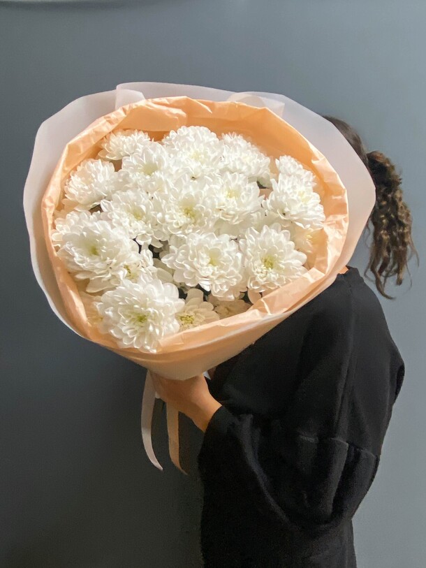 Букет хризантем "облако нежности", артикул F1240855 - 3890 рублей, доставка по городу. Flawery - доставка цветов