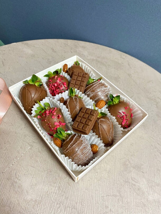 Клубничный бокс "мэрилин", артикул F1244145 - 2590 рублей, доставка по городу. Flawery - доставка цветов