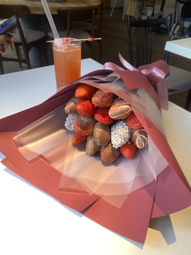 Клубничный букет "элайза", артикул F1309633 - 3290 рублей, доставка по городу. Flawery - доставка цветов