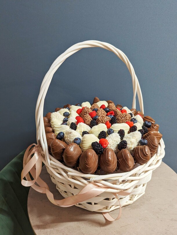 Корзина клубники "эммануэль", артикул F1309936 - 17290 рублей, доставка по городу. Flawery - доставка цветов