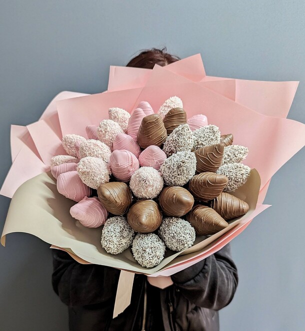 Клубничный букет "юджиния", артикул F1309937 - 9190 рублей, доставка по городу. Flawery - доставка цветов