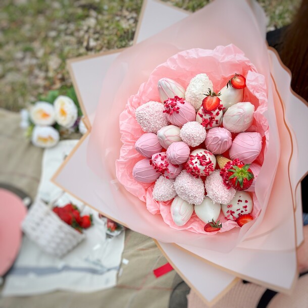 Клубничный букет "стефания", артикул F1309938 - 5690 рублей, доставка по городу. Flawery - доставка цветов