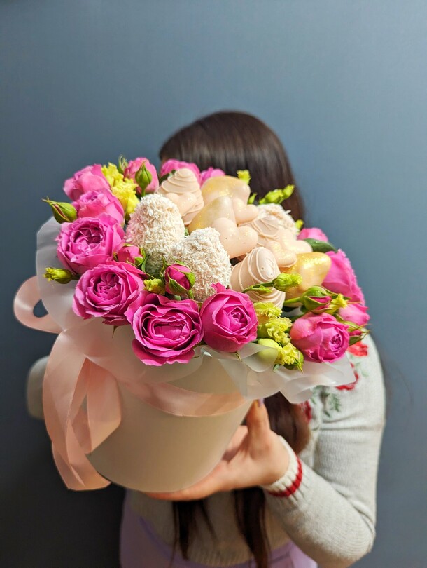 Композиция в шляпной коробке "маррита", артикул F1309947 - 4490 рублей, доставка по городу. Flawery - доставка цветов