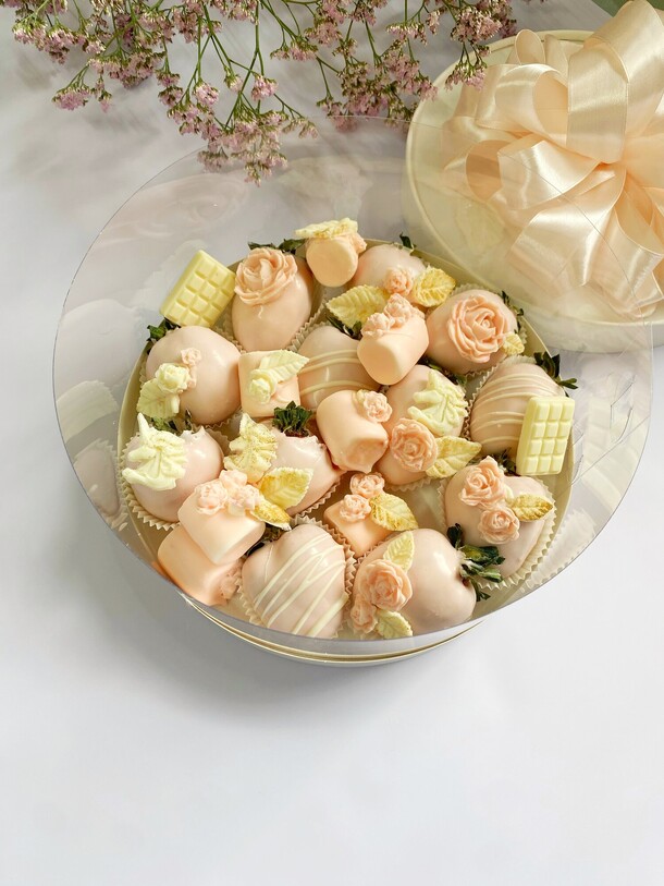 Клубничный бокс "волшебные сны", артикул F1309978 - 4290 рублей, доставка по городу. Flawery - доставка цветов