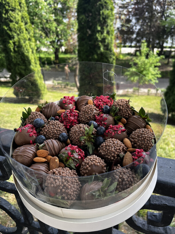 Клубничный бокс "аромат лета", артикул F1309979 - 6190 рублей, доставка по городу. Flawery - доставка цветов