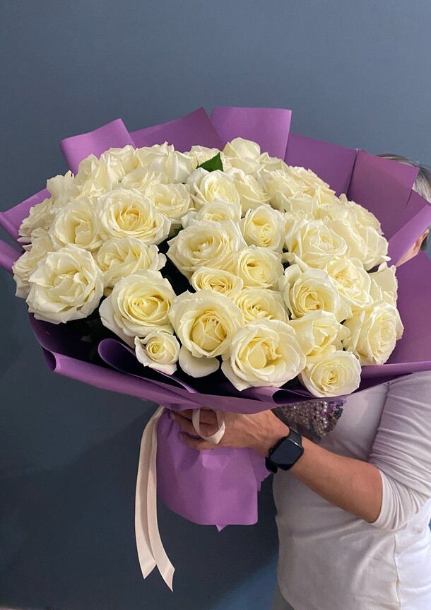 Букет из 61-ой розы "белые ночи", артикул F1310202 - 13990 рублей, доставка по городу. Flawery - доставка цветов