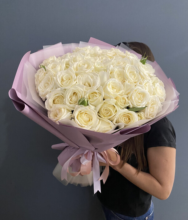 Букет из 51-ой розы "белый лебедь", артикул F1310207 - 11490 рублей, доставка по городу. Flawery - доставка цветов