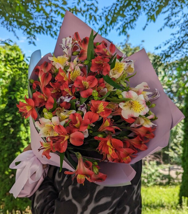 Букет из 15 альстромерий "лилит", артикул F1310210 - 5590 рублей, доставка по городу. Flawery - доставка цветов