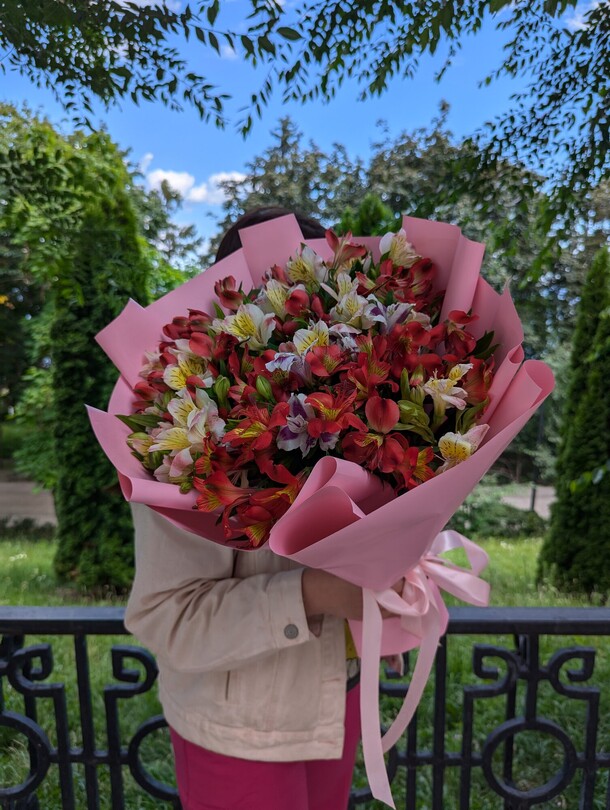 Букет из 19 альстромерий "мирцен", артикул F1310213 - 6590 рублей, доставка по городу. Flawery - доставка цветов