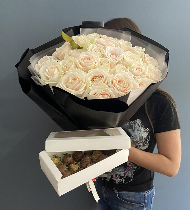 Комбо набор "классический", артикул F1310223 - 9490 рублей, доставка по городу. Flawery - доставка цветов