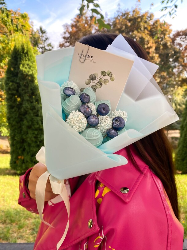 Клубничный букет "мон амур", артикул F1311588 - 2990 рублей, доставка по городу. Flawery - доставка цветов