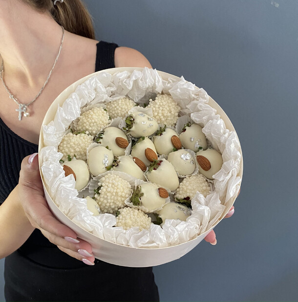 Клубничный бокс "ода любви", артикул F1318252 - 5290 рублей, доставка по городу. Flawery - доставка цветов