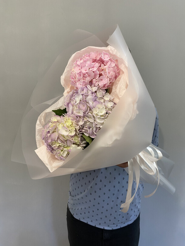 Букет гортензий "цветущий сад", артикул F1325619 - 3190 рублей, доставка по городу. Flawery - доставка цветов