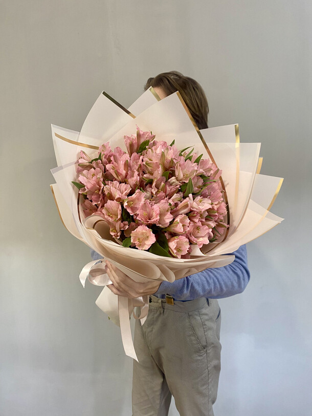 Букет альстромерий "цветочный минимализм", артикул F1329596 - 6590 рублей, доставка по городу. Flawery - доставка цветов