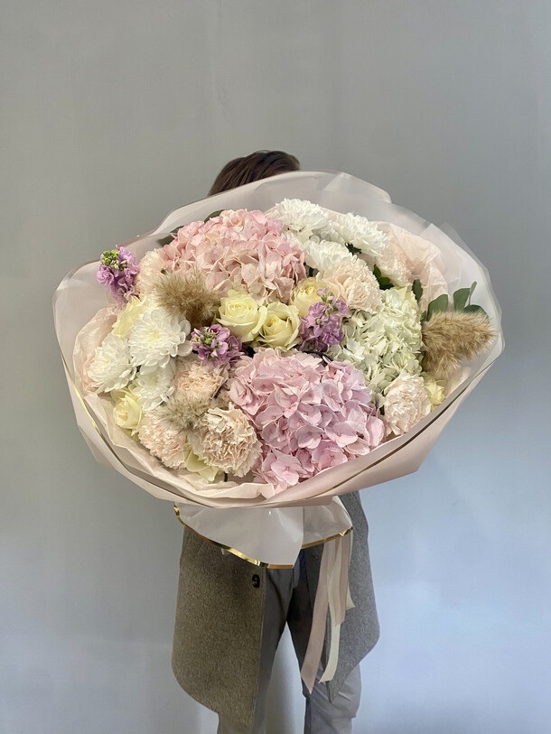 Сборный букет "яркие эмоции", артикул F1329601 - 8690 рублей, доставка по городу. Flawery - доставка цветов