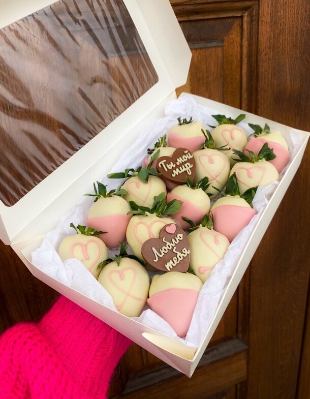 Бокс клубники "ты мой мир", артикул F1373565 - 4290 рублей, доставка по городу. Flawery - доставка цветов