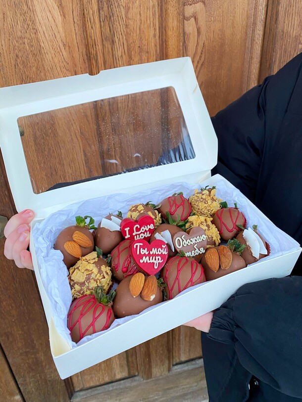 Бокс клубники "обожаю тебя", артикул F1376842 - 4290 рублей, доставка по городу. Flawery - доставка цветов