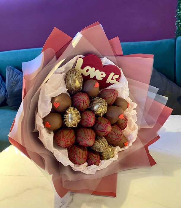 Клубничный букет "любовь это...", артикул F1377296 - 5890 рублей, доставка по городу. Flawery - доставка цветов