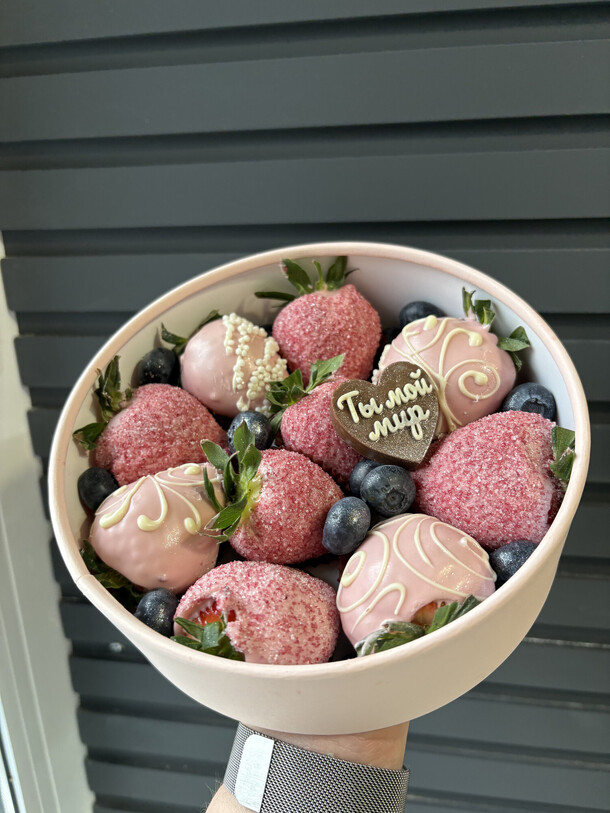 Бокс клубники "вкус праздника", артикул F1397508 - 3190 рублей, доставка по городу. Flawery - доставка цветов