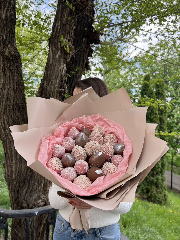 Клубничный букет "сладкий комплимент", артикул F1413938 - 4990 рублей, доставка по городу. Flawery - доставка цветов