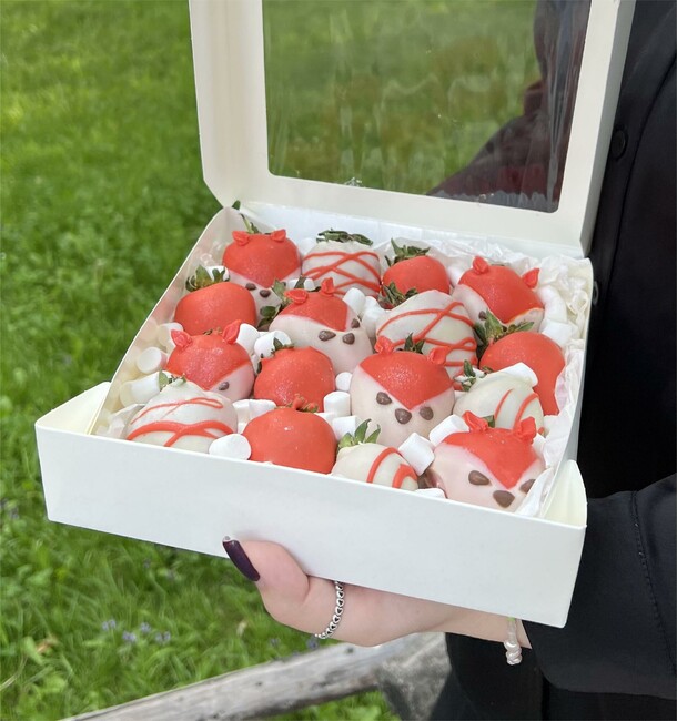 Бокс клубники "лисички", артикул F1424047 - 3990 рублей, доставка по городу. Flawery - доставка цветов