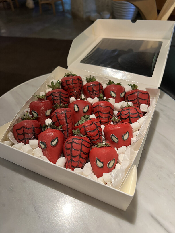 Бокс клубники "человек-паук", артикул F1424048 - 3990 рублей, доставка по городу. Flawery - доставка цветов