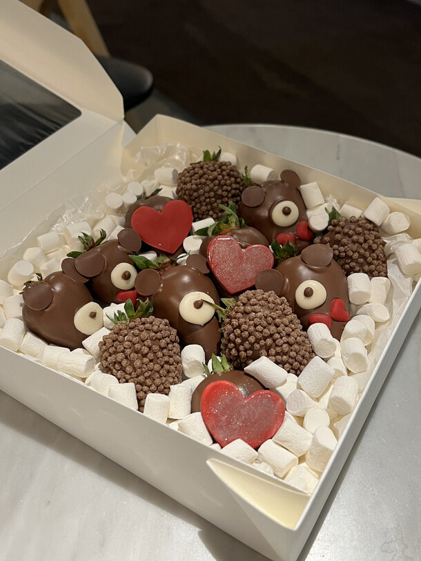 Бокс клубники "мишки", артикул F1424049 - 3590 рублей, доставка по городу. Flawery - доставка цветов