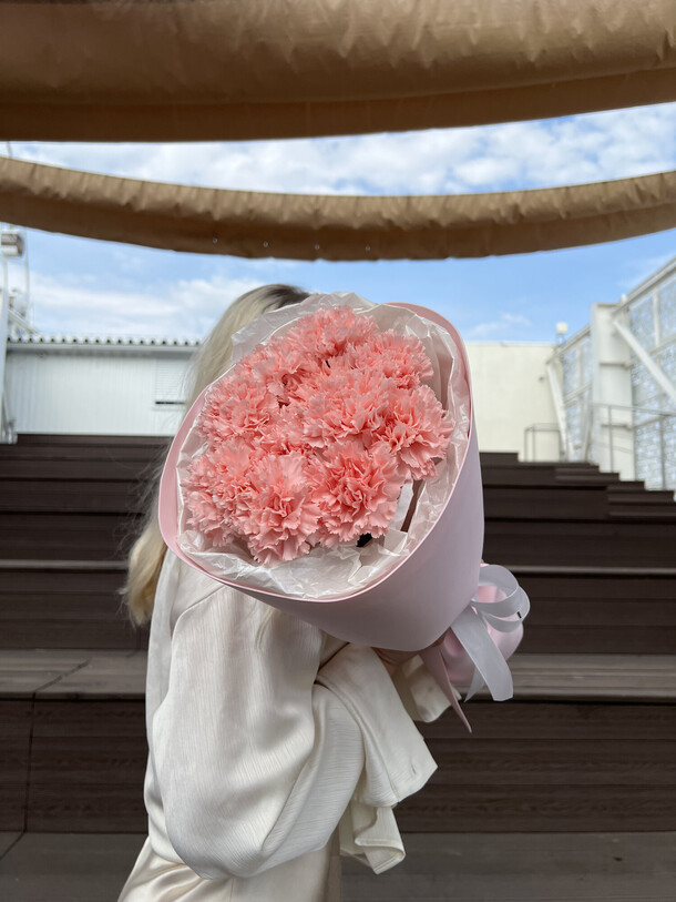 Букет из 11 диантусов "фиеста", артикул F1429257 - 2990 рублей, доставка по городу. Flawery - доставка цветов