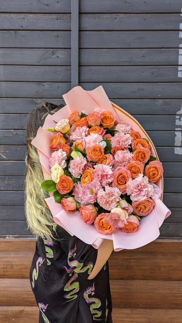 Сборный букет "чарующий закат", артикул F1481670 - 9590 рублей, доставка по городу. Flawery - доставка цветов