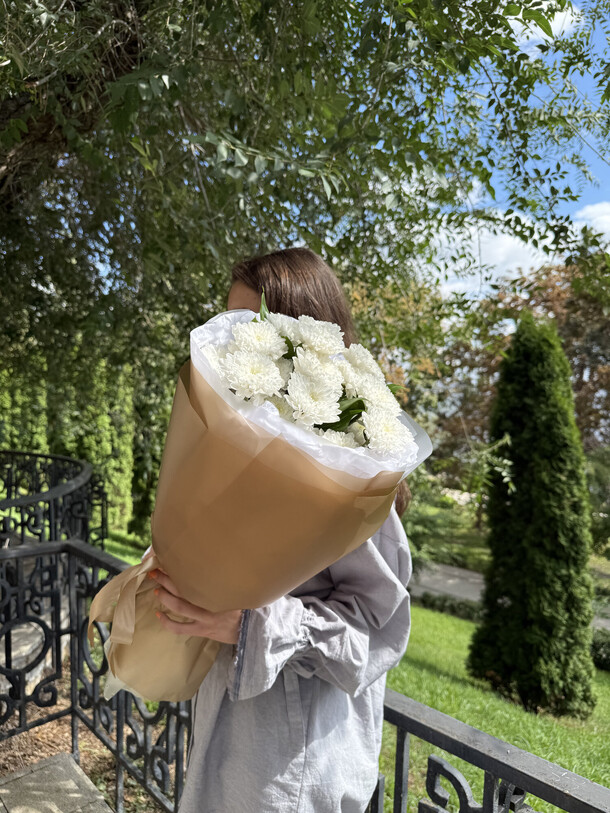 Букет хризантем "жемчужина души", артикул F1482310 - 2590 рублей, доставка по городу. Flawery - доставка цветов