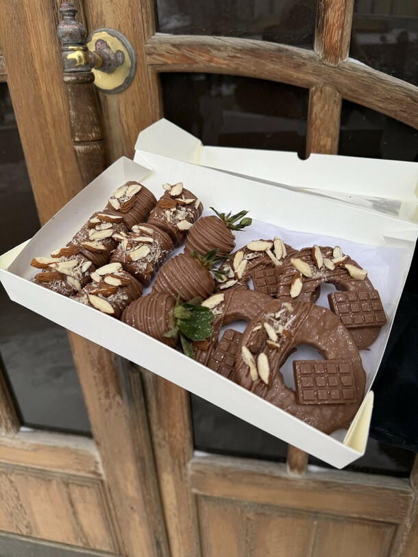 Бокс клубники, яблок и бананов в шоколаде "фруктовые сады", артикул F1505639 - 2890 рублей, доставка по городу. Flawery - доставка цветов