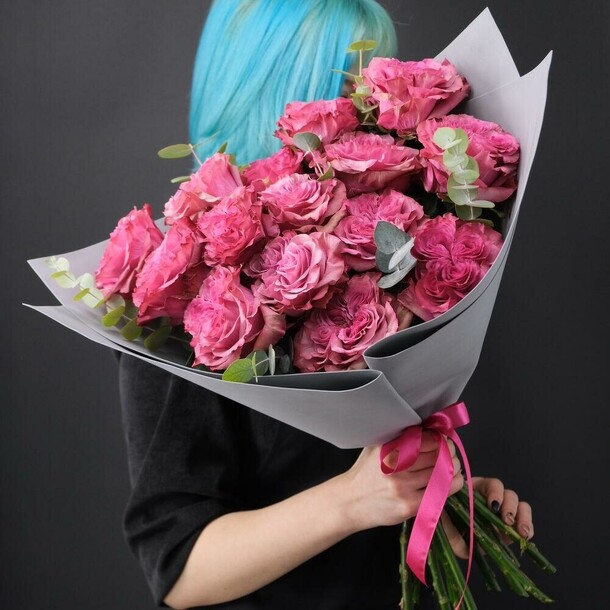 Букет из 15 пионовидных роз  с эвкалиптом, артикул F1307084 - 6800 рублей, доставка по городу. Flawery - доставка цветов