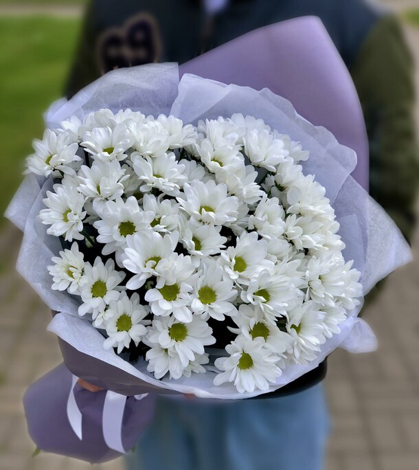 7 ромашек в белом, артикул F1310026 - 3000 рублей, доставка по городу. Flawery - доставка цветов