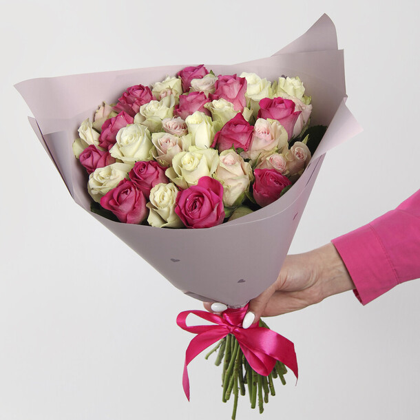 Нежный микс из 35 роз, артикул F1310065 - 5900 рублей, доставка по городу. Flawery - доставка цветов