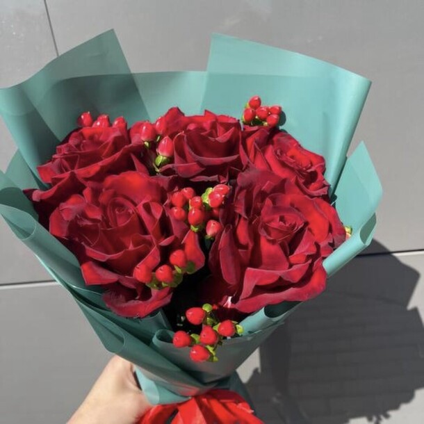 Розы с гиперикумом, артикул F1305297 - 4250 рублей, доставка по городу. Flawery - доставка цветов