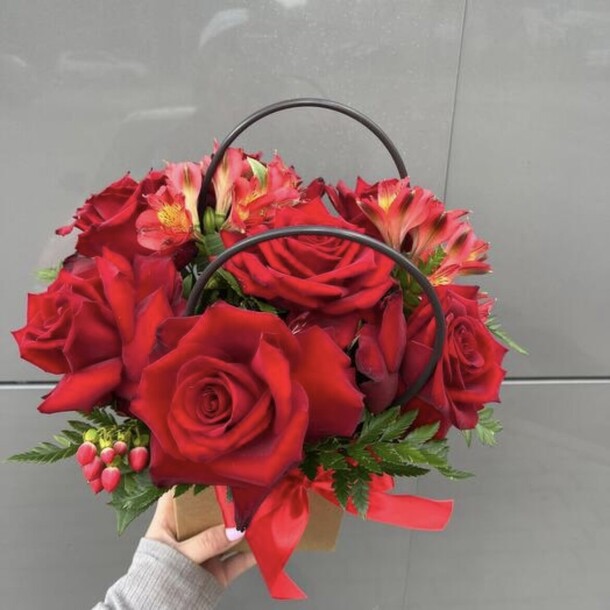 Розы в сумочке, артикул F1305300 - 3850 рублей, доставка по городу. Flawery - доставка цветов