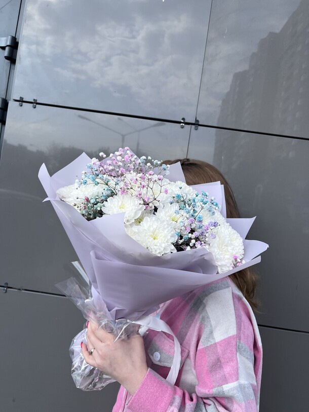 Хризантемы с гипсофилой, артикул F1317162 - 3390 рублей, доставка по городу. Flawery - доставка цветов