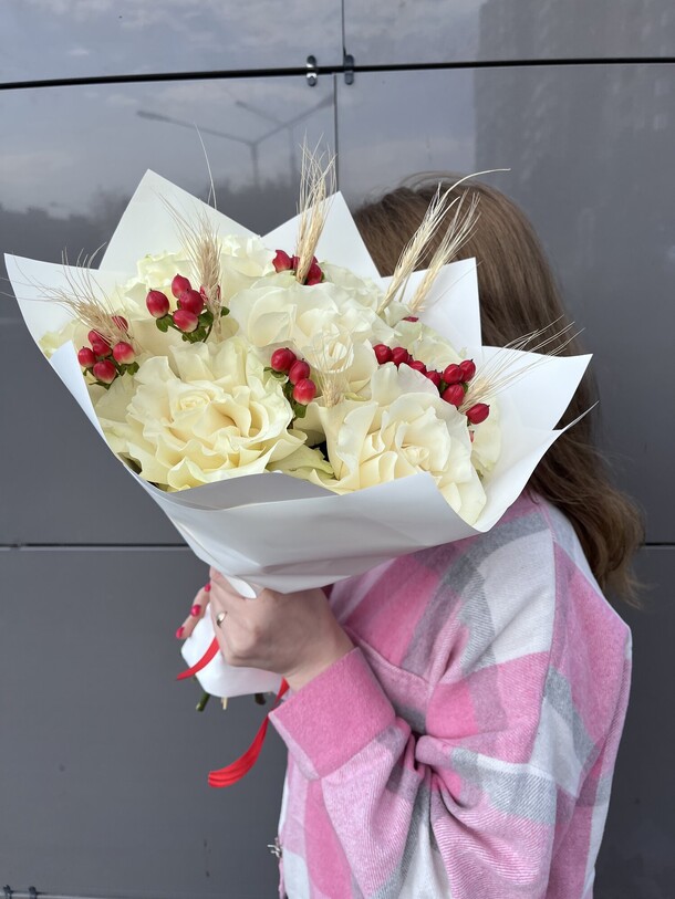 Розы с гиперикумом, артикул F1317164 - 4300 рублей, доставка по городу. Flawery - доставка цветов