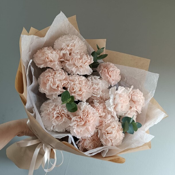 Монобукет из диантусов с эвкалиптом, артикул F1457252 - 2650 рублей, доставка по городу. Flawery - доставка цветов