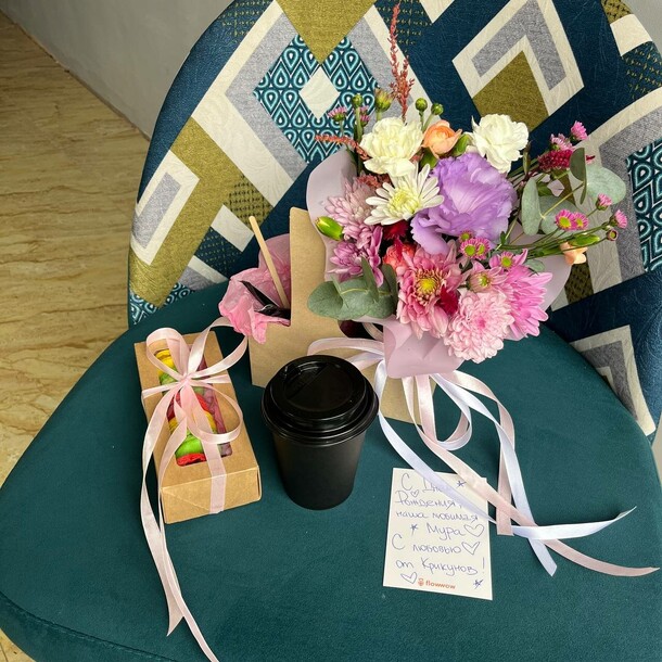 Цветы и кофе и макаронс, артикул F1360168 - 2750 рублей, доставка по городу. Flawery - доставка цветов