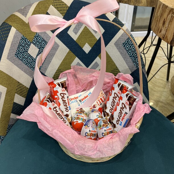 Сладости-корзина киндер, артикул F1360425 - 4158 рублей, доставка по городу. Flawery - доставка цветов