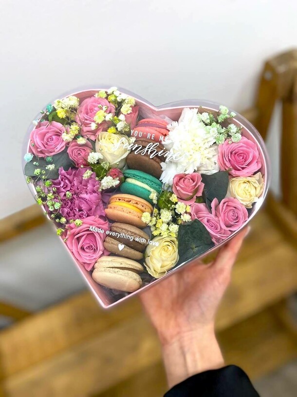 Коробочка сердце с макарунс, артикул F1360511 - 2818 рублей, доставка по городу. Flawery - доставка цветов