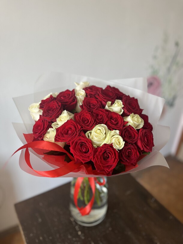 Букет с розами, артикул F1308698 - 12990 рублей, доставка по городу. Flawery - доставка цветов