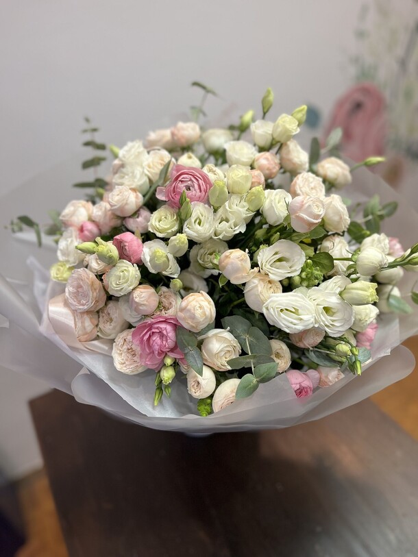 Букет с пионовидными розами и эустомой, артикул F1311534 - 24990 рублей, доставка по городу. Flawery - доставка цветов