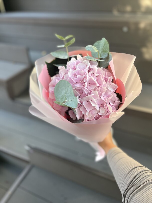 Букет с гортензией и эвкалиптом, артикул F1316706 - 2090 рублей, доставка по городу. Flawery - доставка цветов