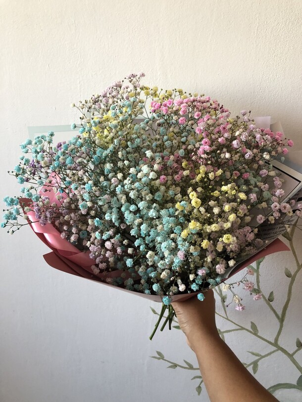 Букет с радужной гипсофилой, артикул F1316715 - 3990 рублей, доставка по городу. Flawery - доставка цветов