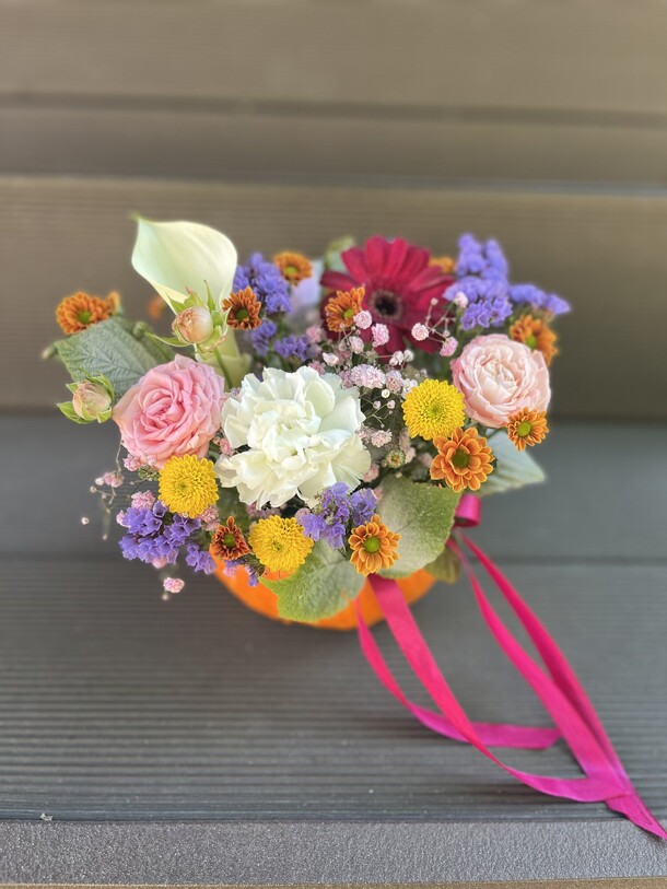 Композиция в тыкве, артикул F1320456 - 2570 рублей, доставка по городу. Flawery - доставка цветов