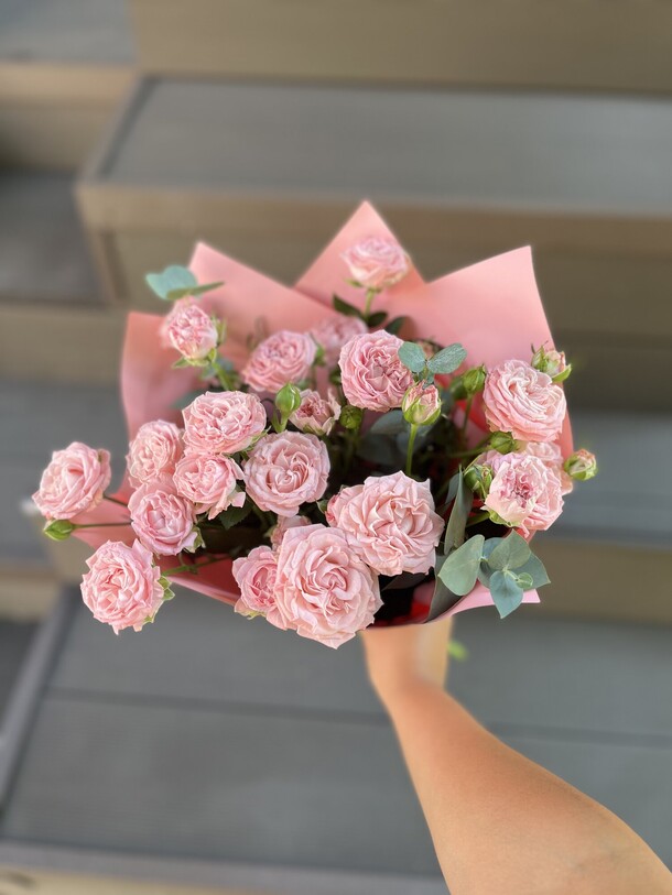 Пионовидные розы с эвкалиптом, артикул F1320466 - 4950 рублей, доставка по городу. Flawery - доставка цветов