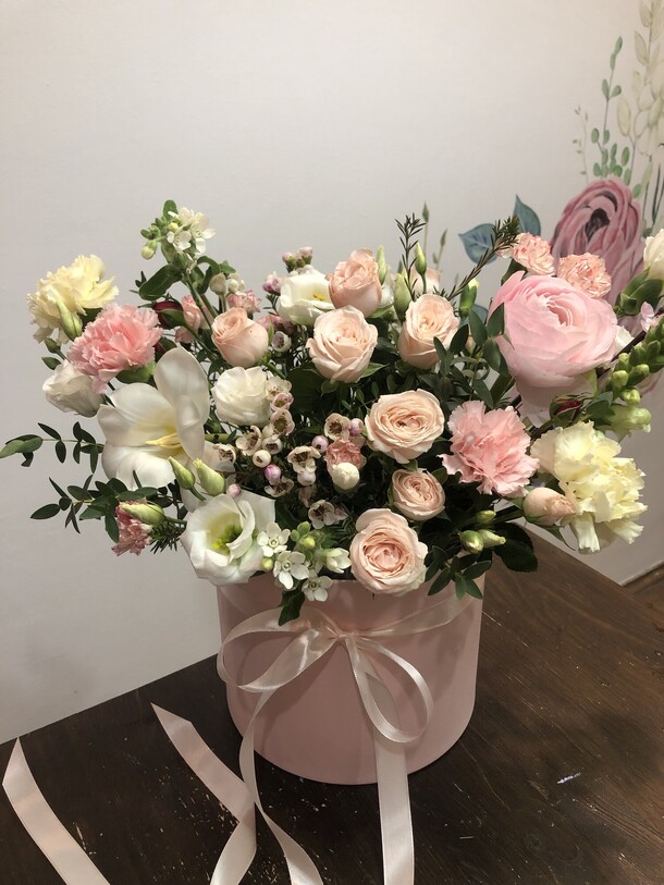 Композиция с ранункулюсом, артикул F1320493 - 12990 рублей, доставка по городу. Flawery - доставка цветов