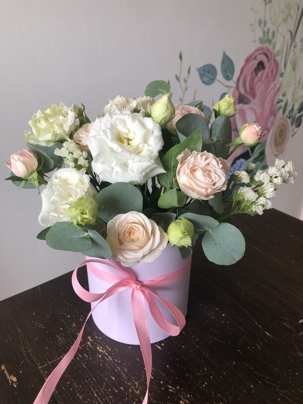 Шляпная коробка с эустомой, артикул F1322142 - 2490 рублей, доставка по городу. Flawery - доставка цветов